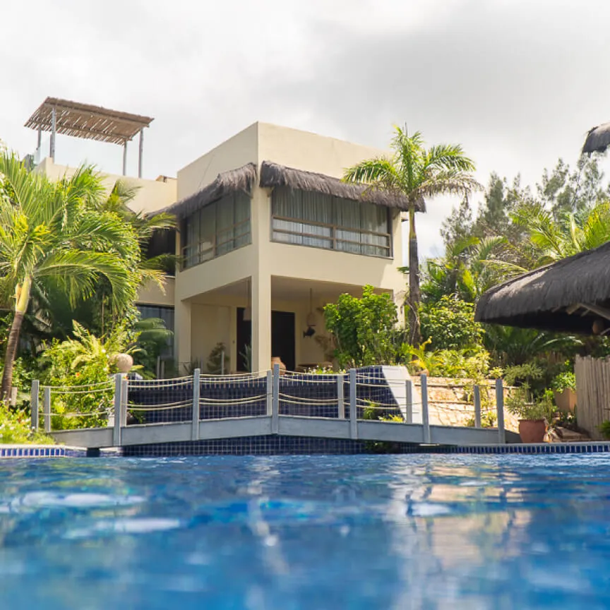 Vista da piscina e villa do Kilombo Villas