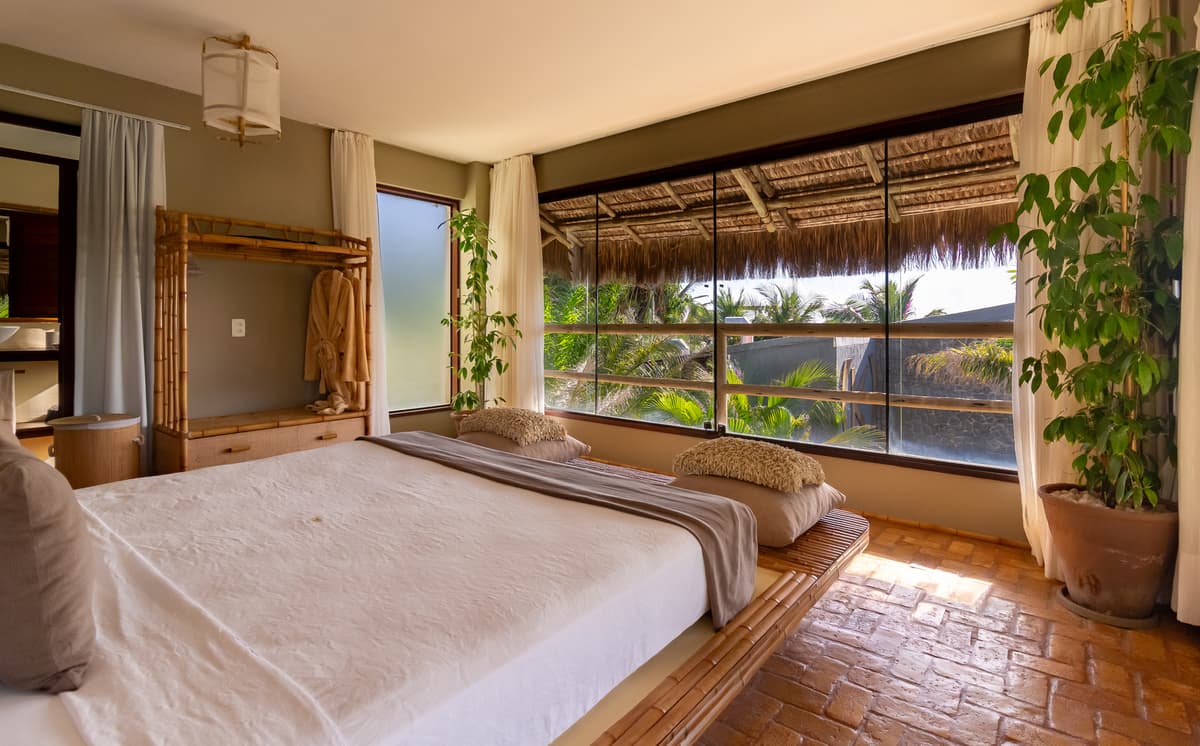 A essência mediterrânea proporciona conforto e aconchego. Duplex com hidromassagem e vista para o mar.