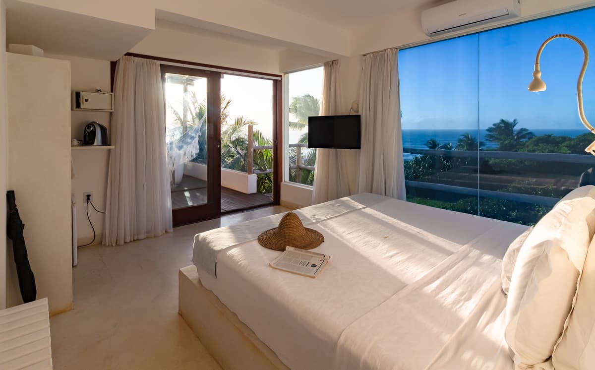 Vistas privilegiadas para o mar e jardim do hotel, com redes e varanda para contemplar o nascer do sol. Um verdadeiro sonho.