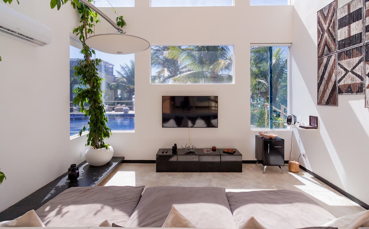 Design minimalista com destaque para a cor branca e tonalidades da luz natural. Estilo luxuoso, confortável e aconchegante.
