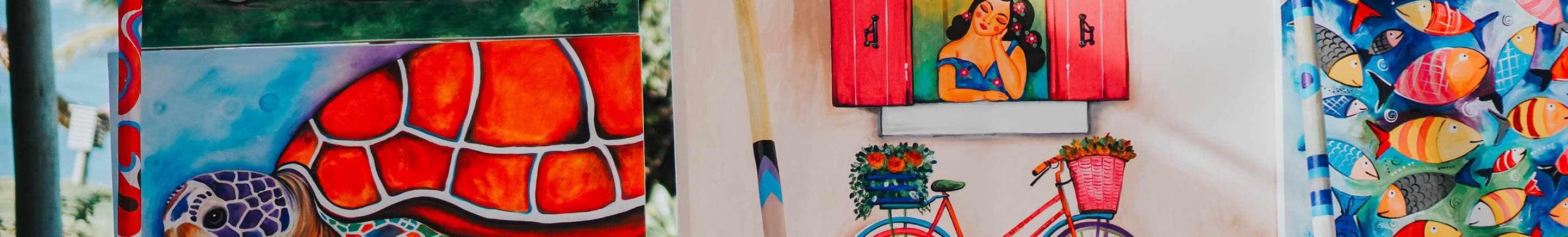 Telas pintadas à mão com tartaruga e paisagens em ateliê de artesanato local em Sibaúma