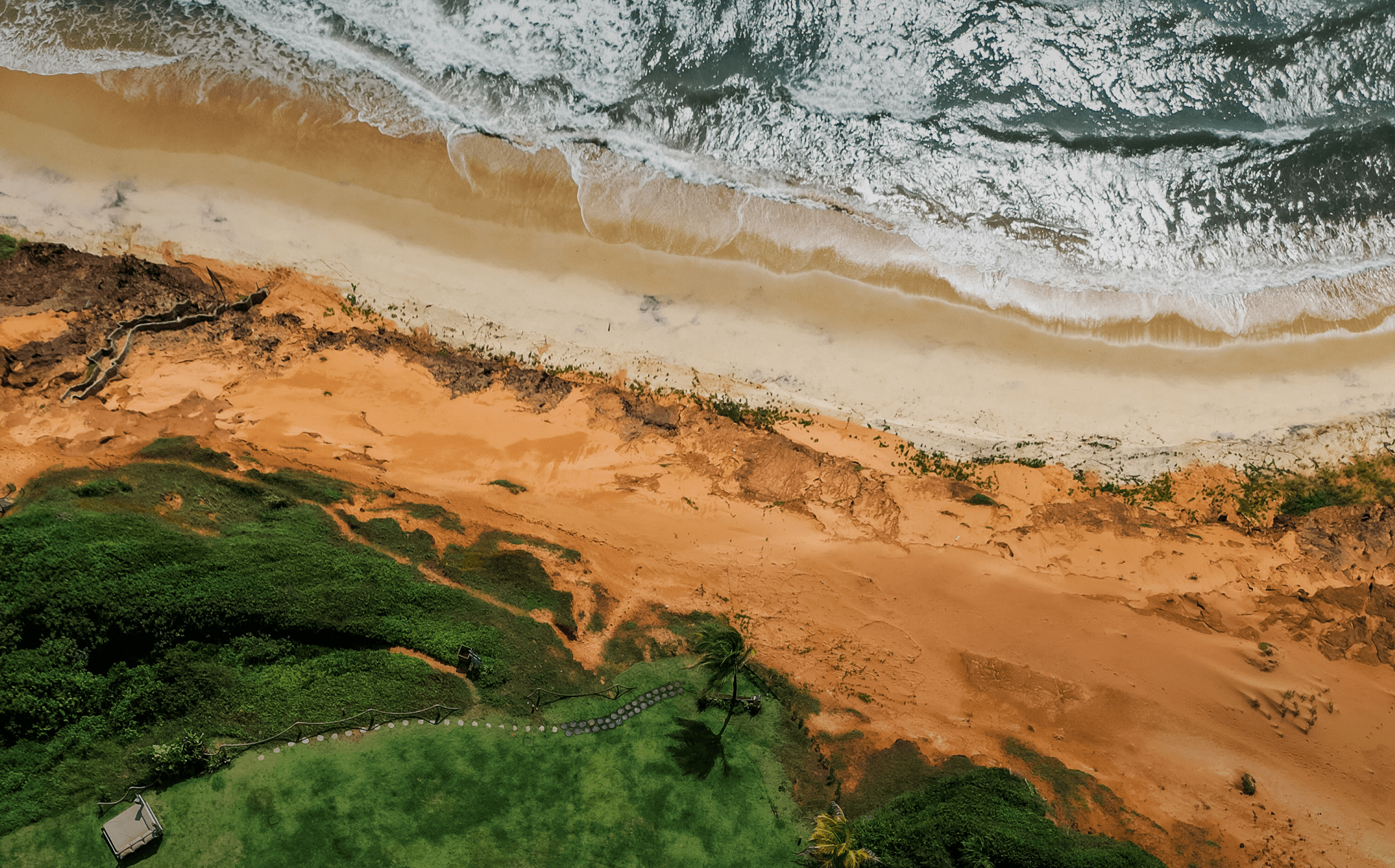 Vista aérea das falésias e praia de Sibaúma com trilha de acesso às villas do Kilombo Villas