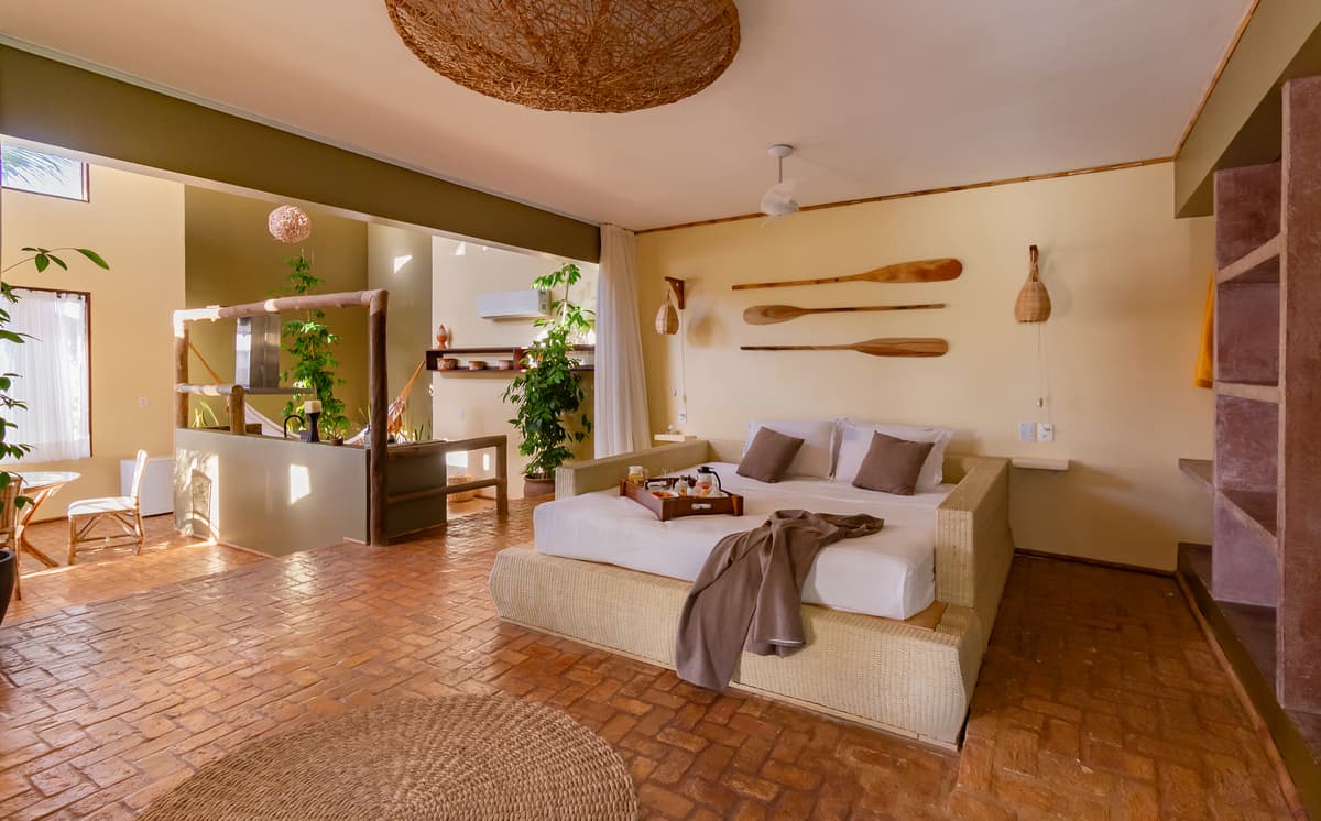 Rusticidade e tropicalidade se fundem em uma villa térrea junto à piscina, em perfeita harmonia com natureza.