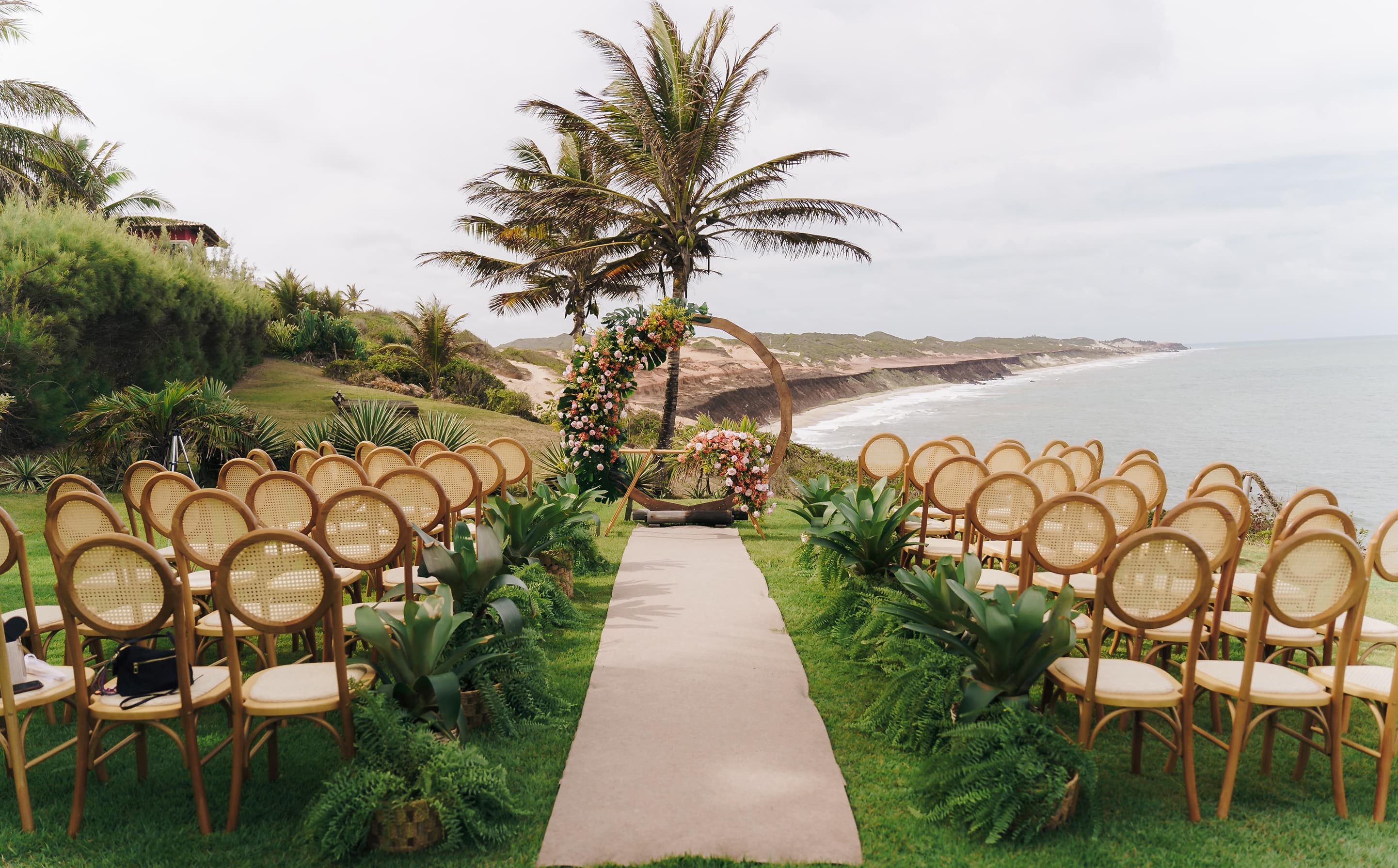 Cerimônia de casamento ao ar livre no Kilombo Villas, com vista para a praia de Sibaúma e o oceano ao fundo