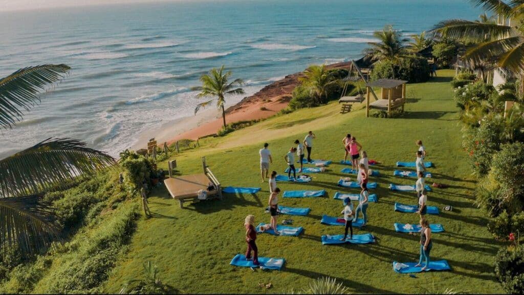 Sessão de wellness com técnica de relaxamento em espaço arborizado