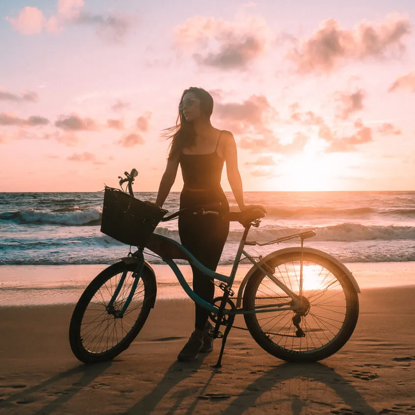 Passeio de bicicleta na praia paradisíaca de Sibaúma